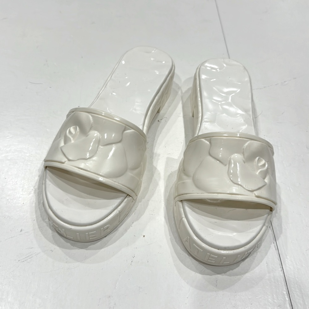 VALENTINO GARAVANI
Atelier floral rubber slides 38. White